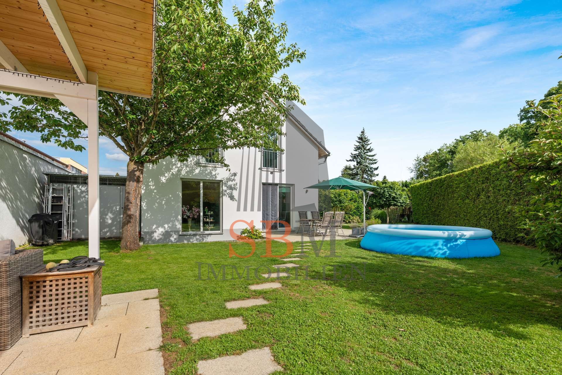 Familiendomizil im modernen Stil mit charmantem Garten und Top-Anbindung - Großzügiger Garten